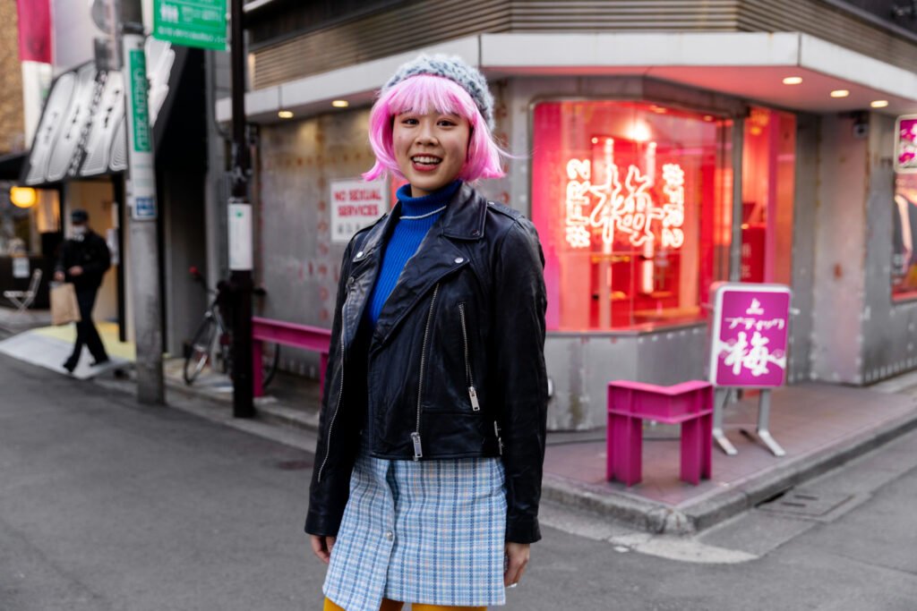 Look Gyaru japonais avec vêtements tendance et coiffure