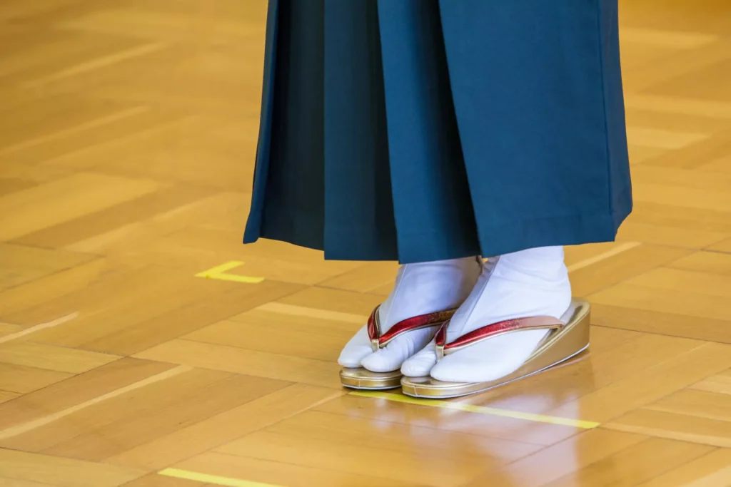 Chaussures tabi portées avec une tenue japonaise traditionnelle