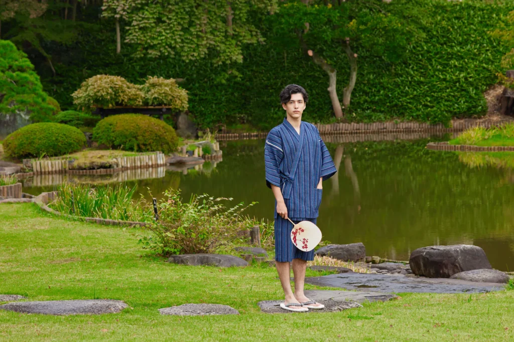 Tenue traditionnelle japonaise jinbei adaptée aux fortes chaleurs