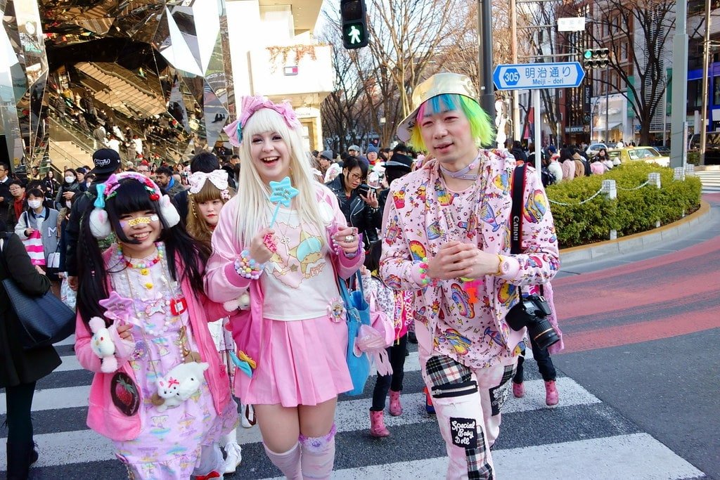 Look streetwear japonais emblématique du style Harajuku