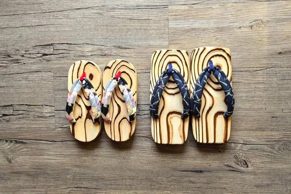 Geta japonaises pour femme avec semelle en bois et lanières