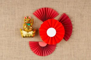 Maneki-neko japonais porte-bonheur traditionnel