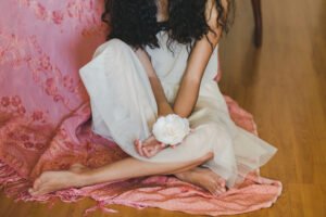 Tenue bohème chic inspirée du Japon avec kimono fluide et accessoires naturels
