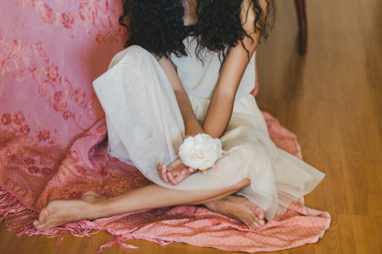 Tenue bohème chic inspirée du Japon avec kimono fluide et accessoires naturels