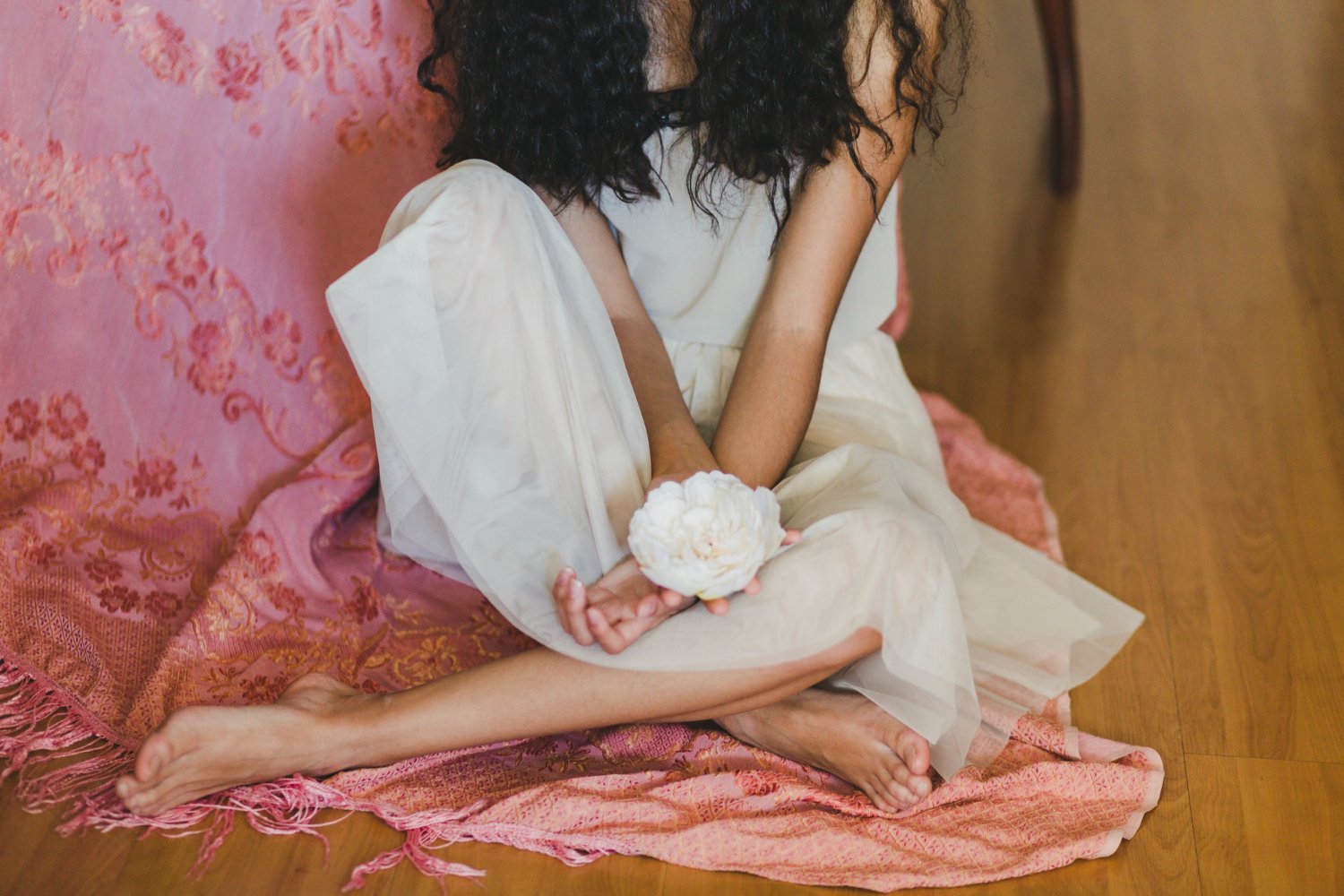 Tenue bohème chic inspirée du Japon avec kimono fluide et accessoires naturels