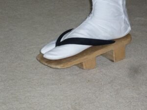 Geta japonaises traditionnelles en bois portées avec un kimono