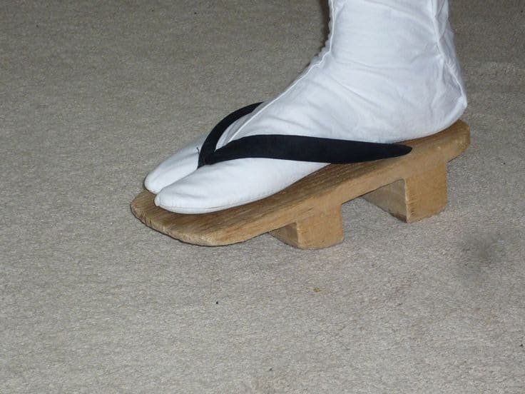 Geta japonaises traditionnelles en bois portées avec un kimono